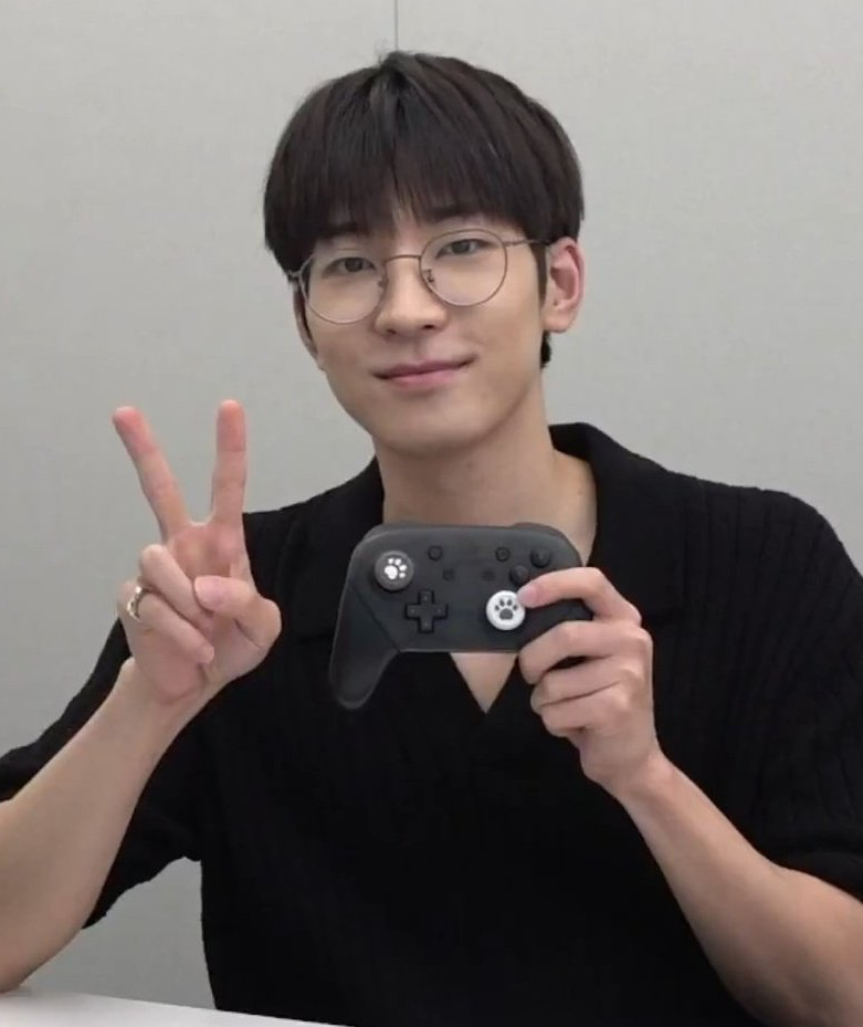 圆佑 (SEVENTEEN)的最新照片
