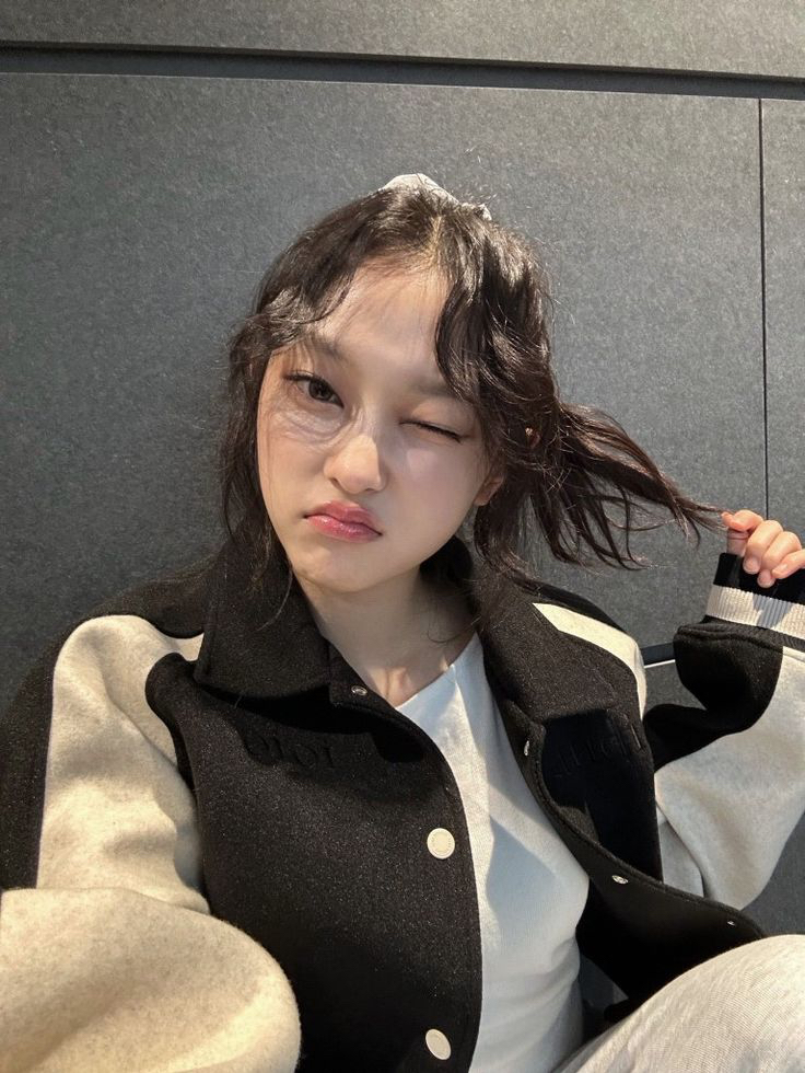 Behind-the-scenes cut of Haerin (NewJeans)