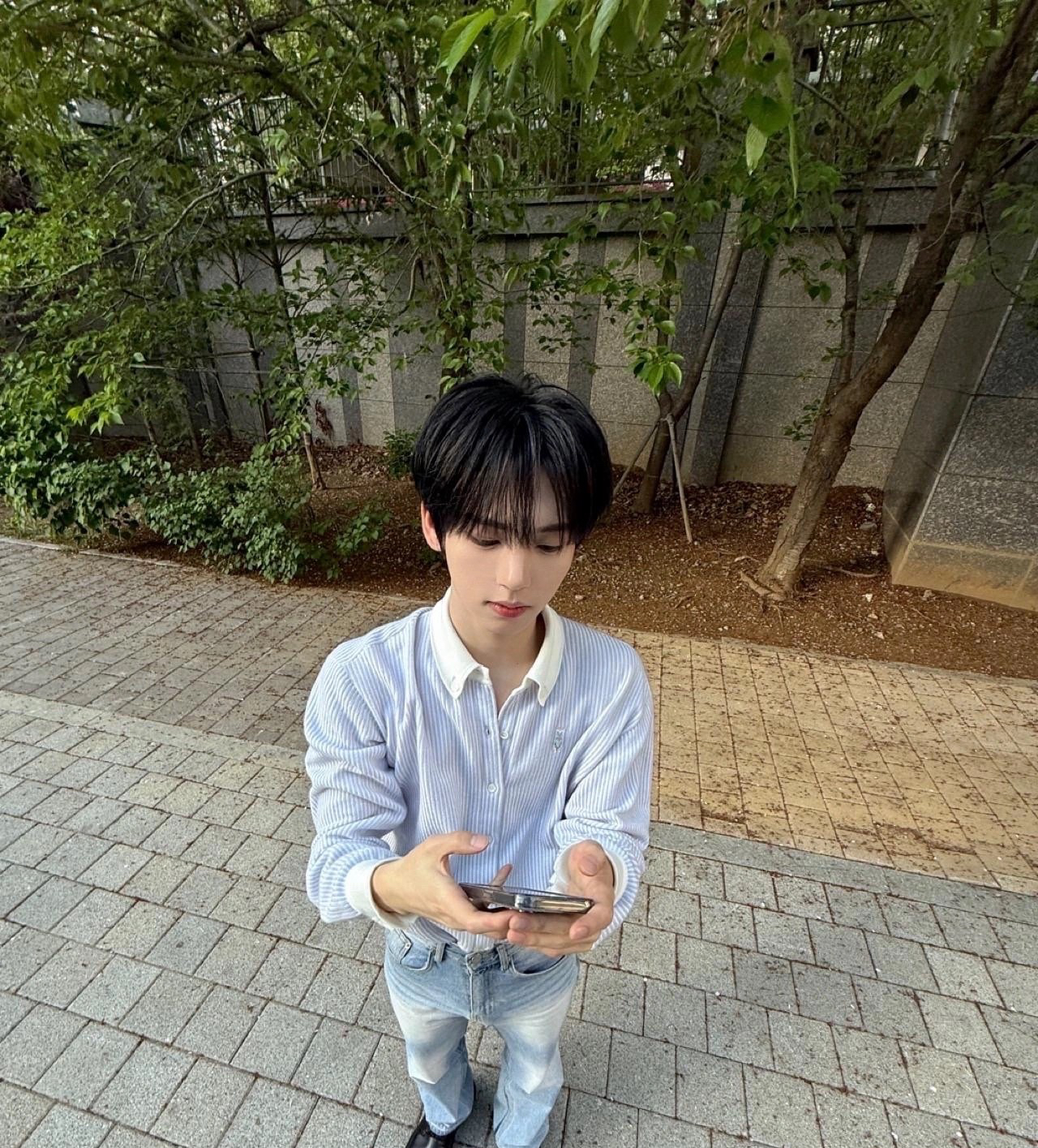 Recent activity shot of Han Yujin (ZEROBASEONE)