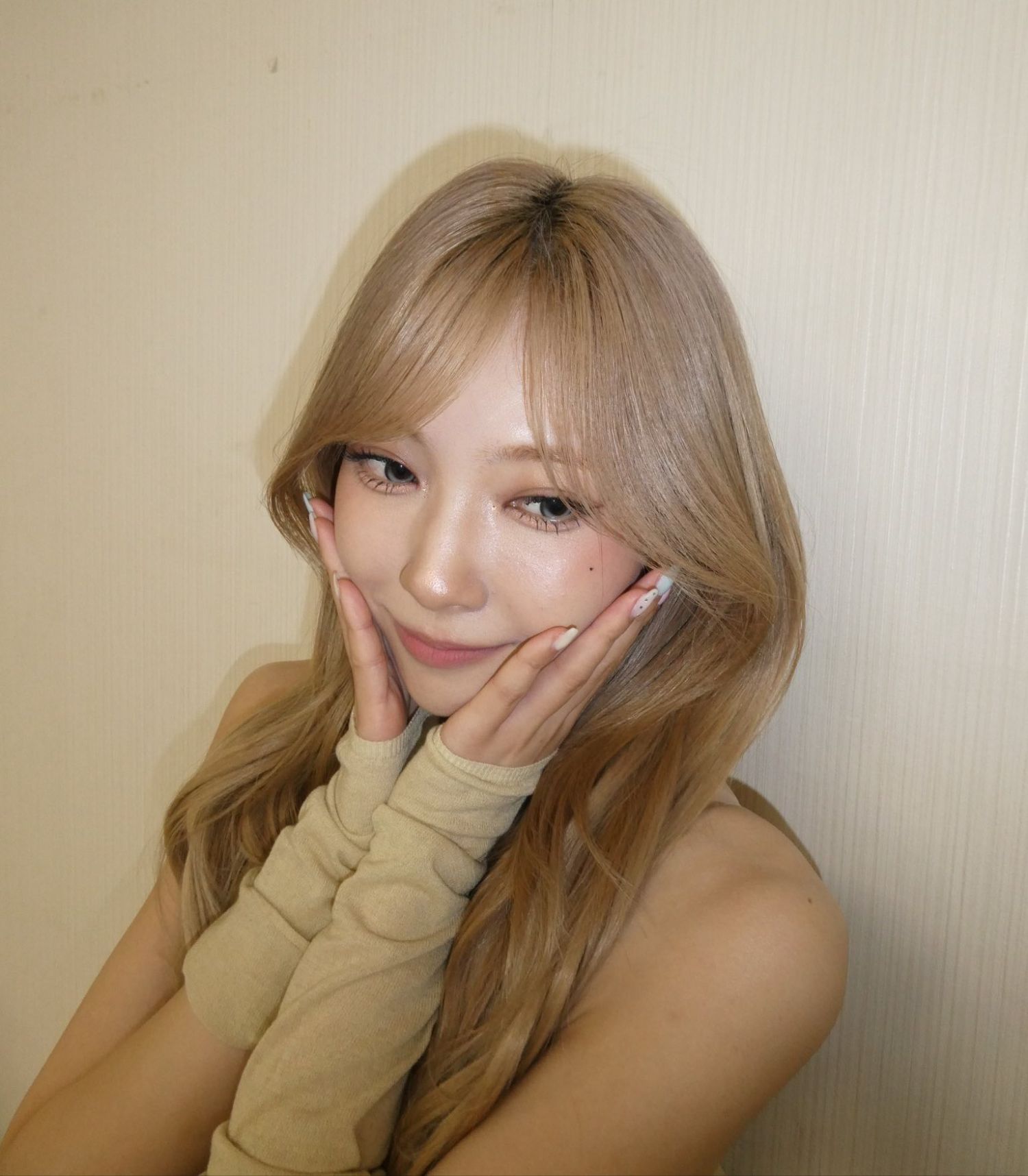 Latest photo of Mayuka (NiziU)