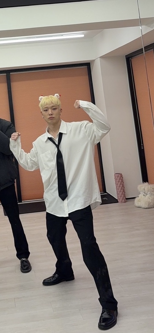 A heartfelt wallpaper shared by BOBBY (iKON)'s fans