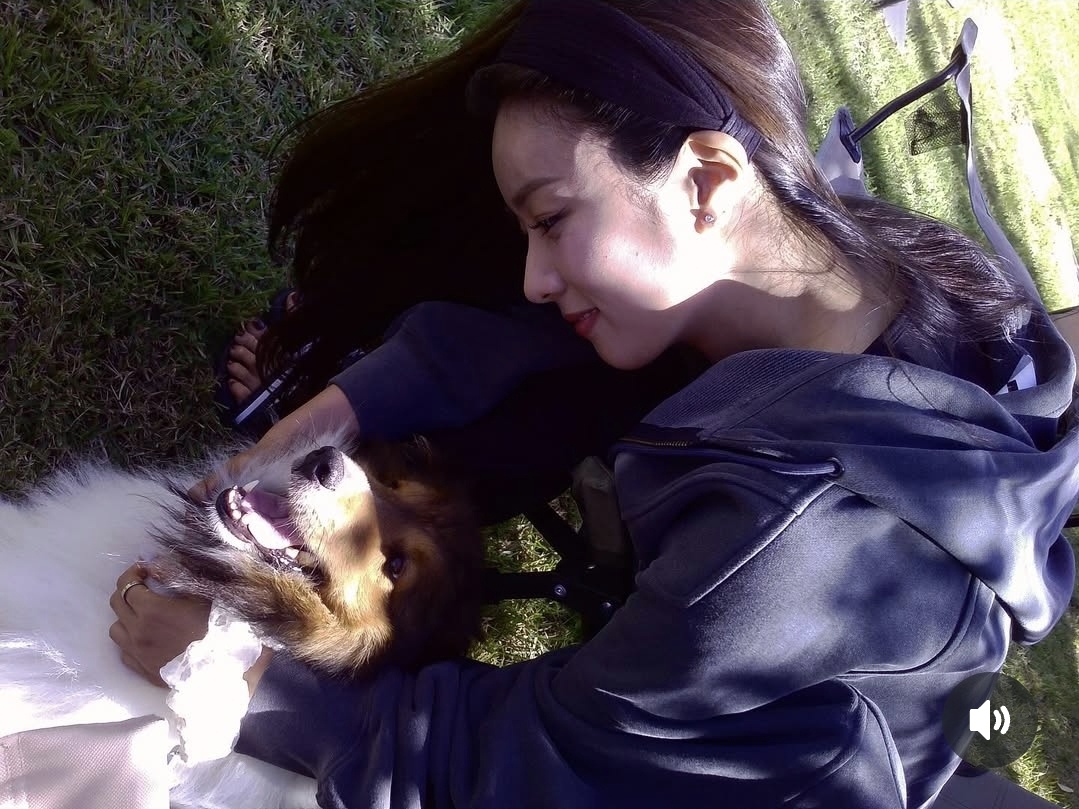 Foto terbaru Yoon Bomi (Apink)