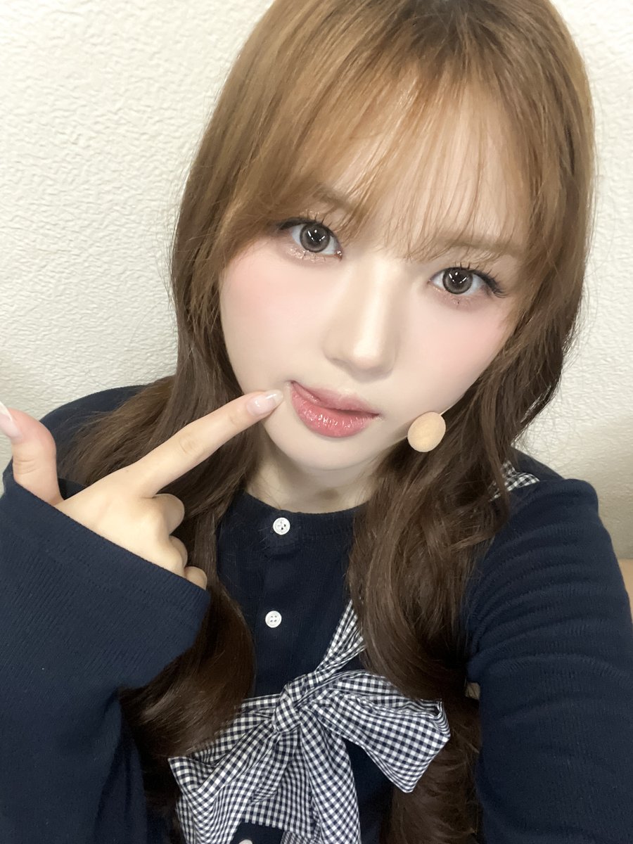 Behind-the-scenes cut of tripleS