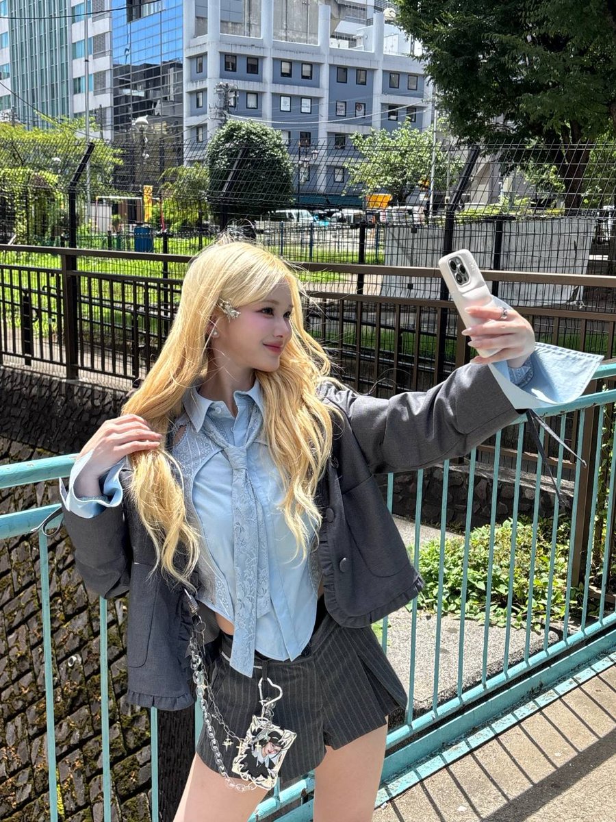 Behind-the-scenes cut of tripleS