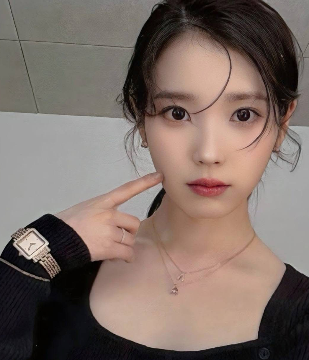 Behind-the-scenes cut of IU