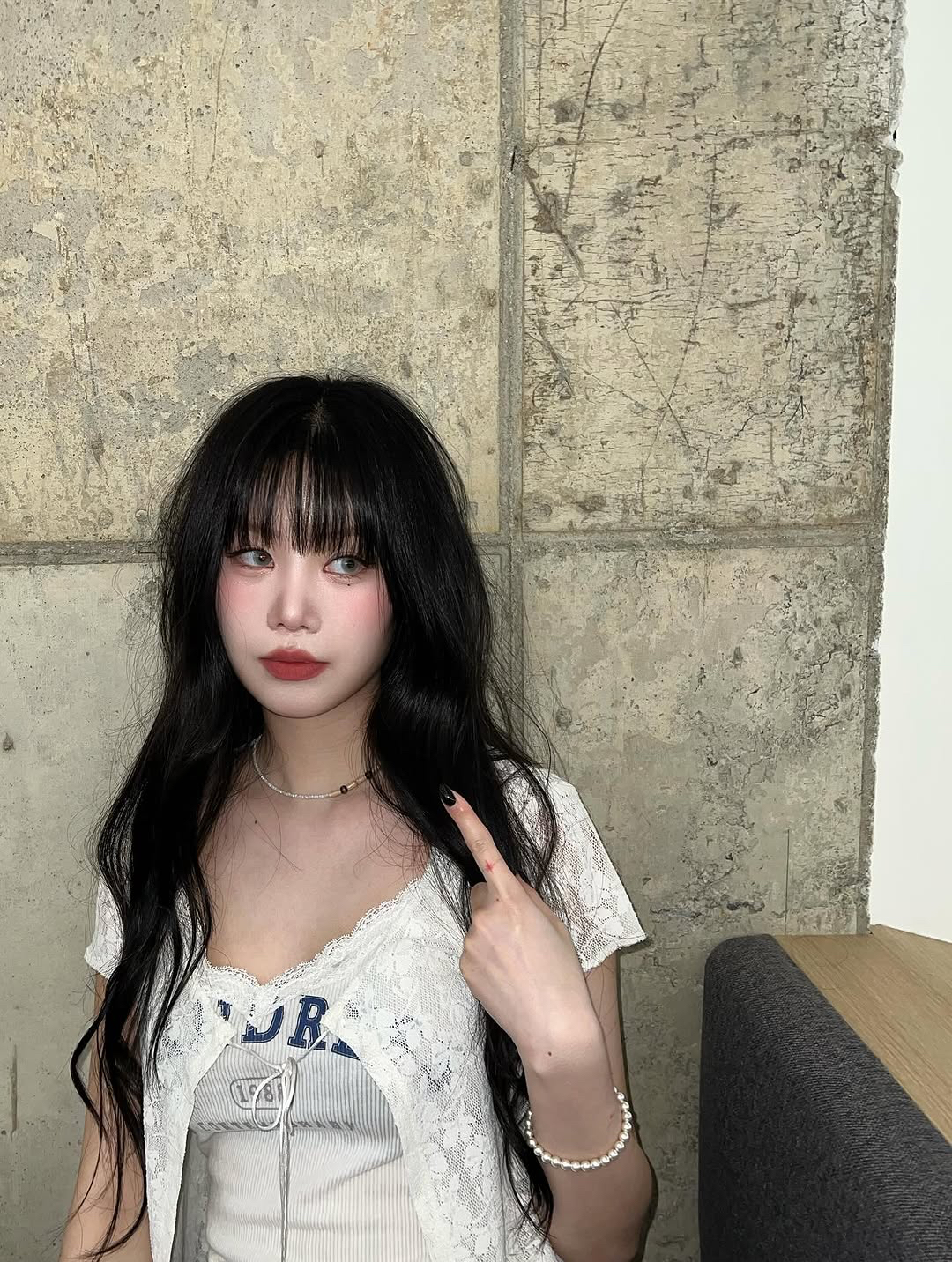 Behind-the-scenes cut of Soojin