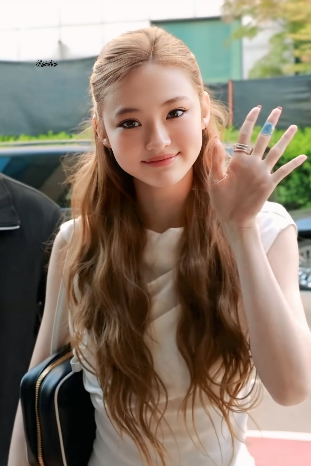Behind-the-scenes cut of Ella (MEOVV)