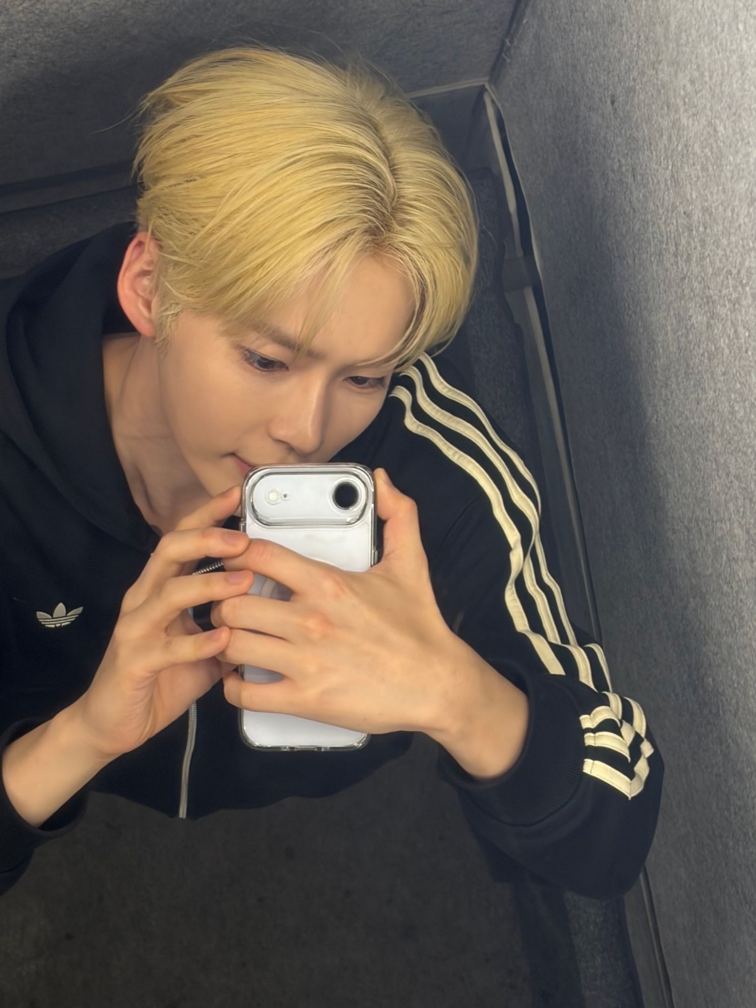 Behind-the-scenes cut of Sung Hanbin (ZEROBASEONE)