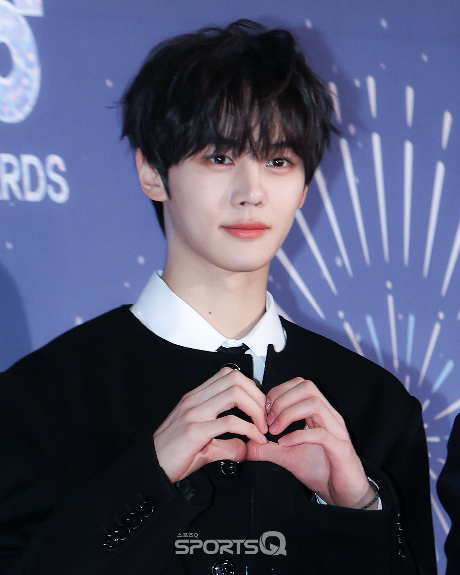 A moment captured by Kim Gyuvin (ZEROBASEONE)'s fan