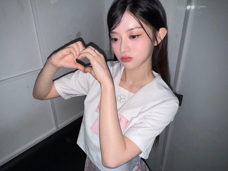 Behind-the-scenes cut of Minju (ILLIT)
