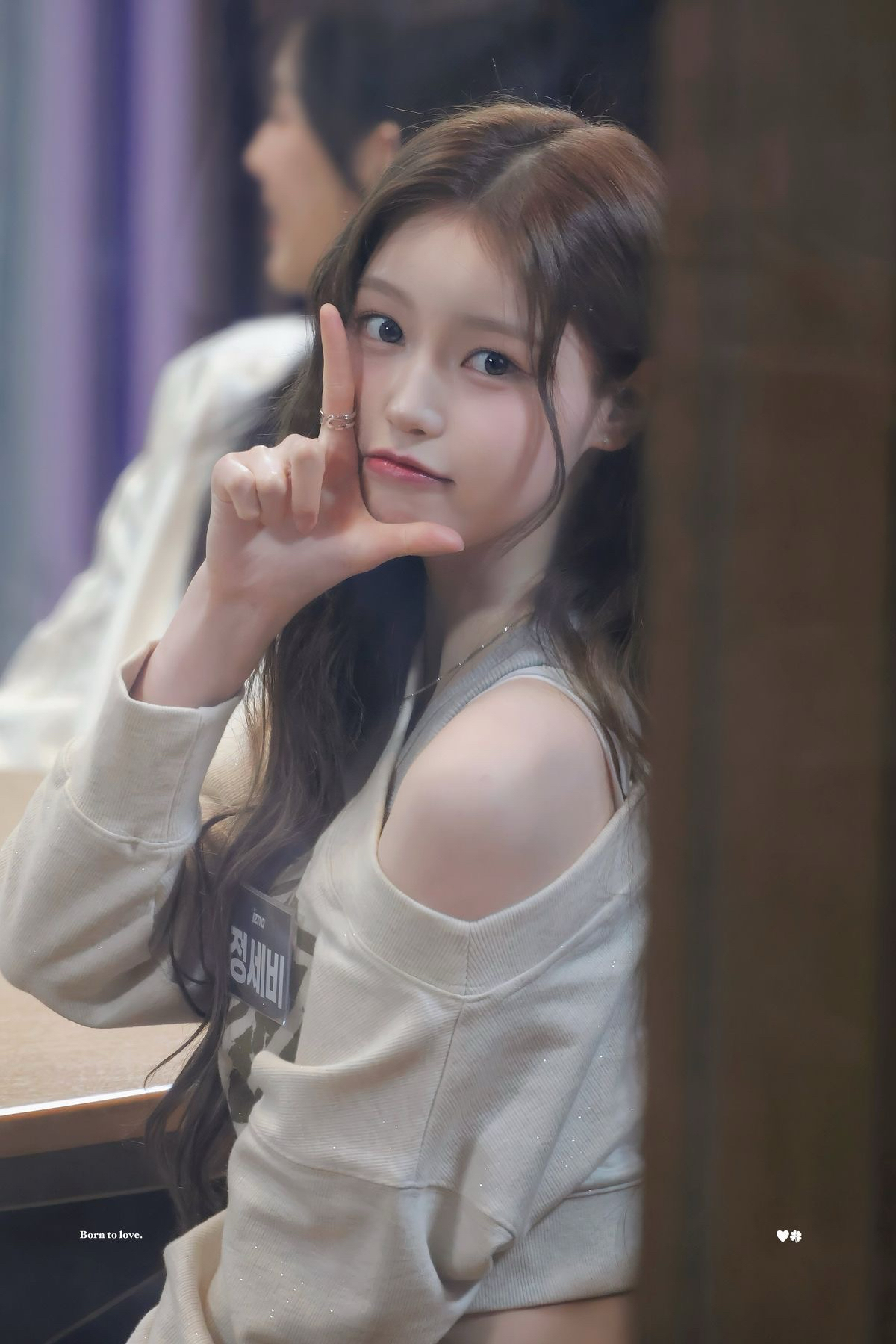 Behind-the-scenes cut of Jeong Saebi (izna)