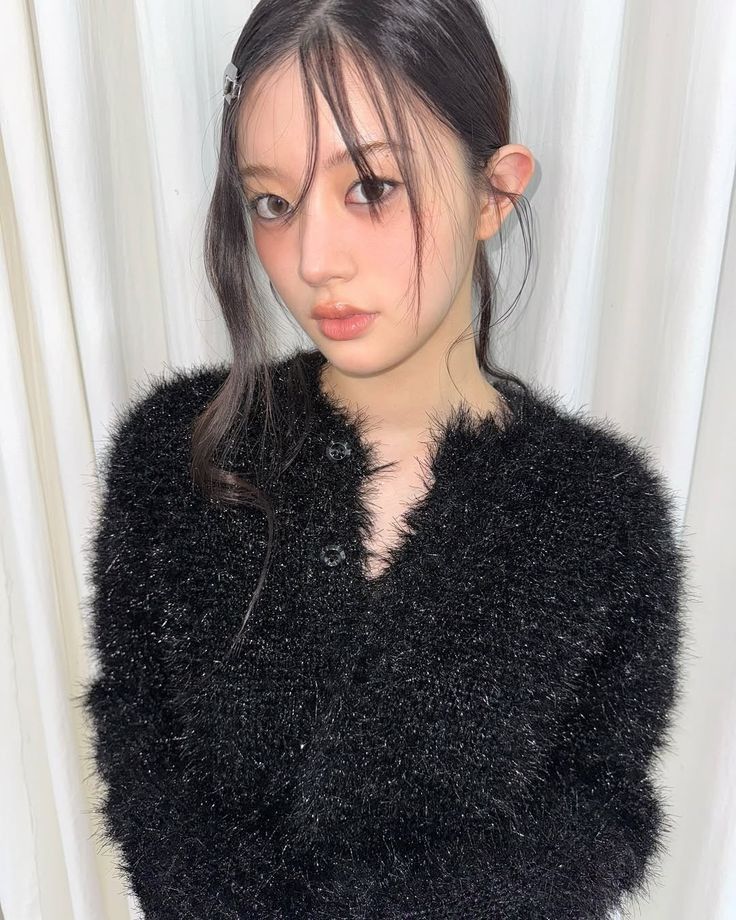 Behind-the-scenes cut of Minju (ILLIT)
