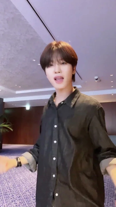 Behind-the-scenes cut of Huiwon (n.SSign)