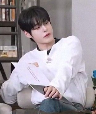 Behind-the-scenes cut of Kim Jiwoong (ZEROBASEONE)