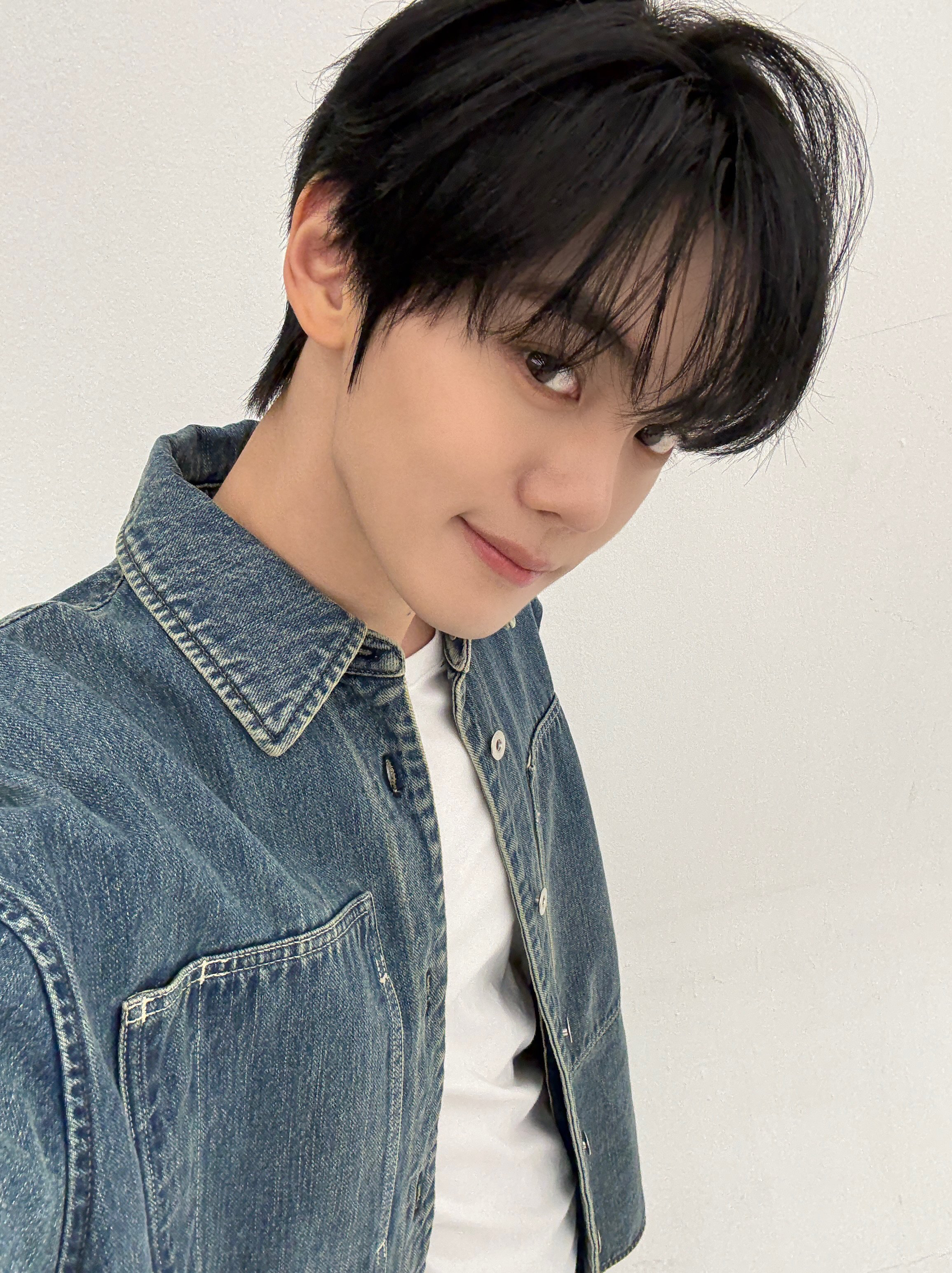 キム・ギュビン (ZEROBASEONE)の舞台裏ショット