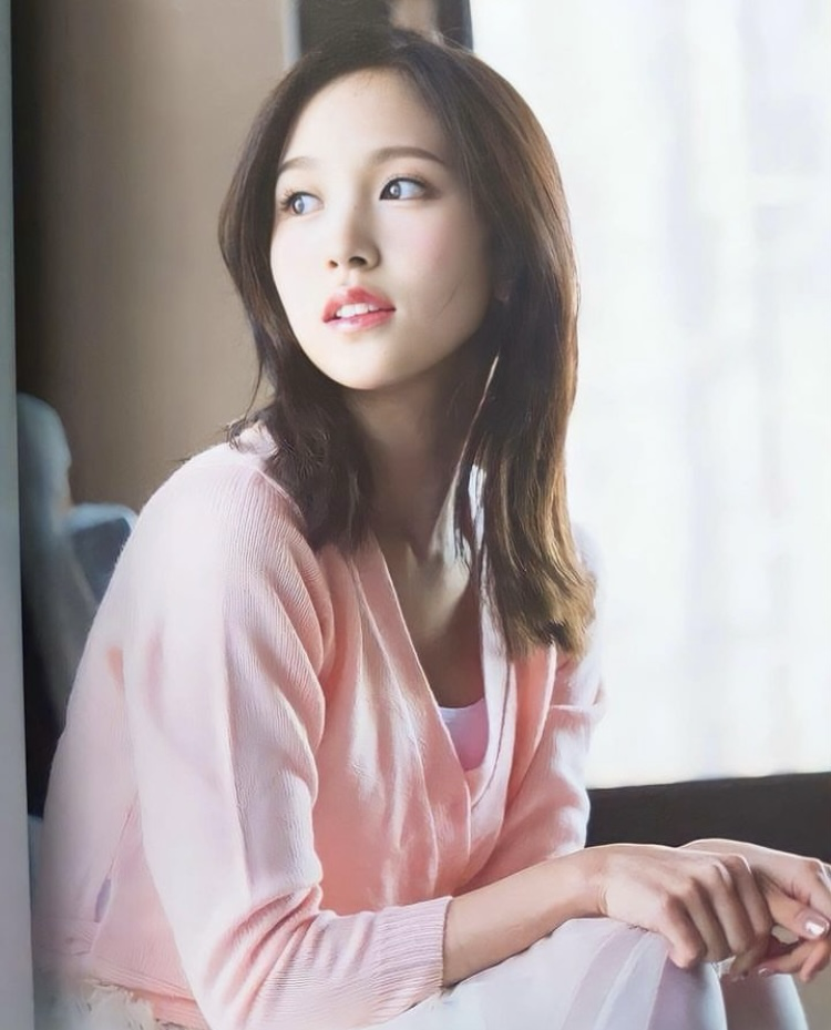 Behind-the-scenes cut of Mina (TWICE)
