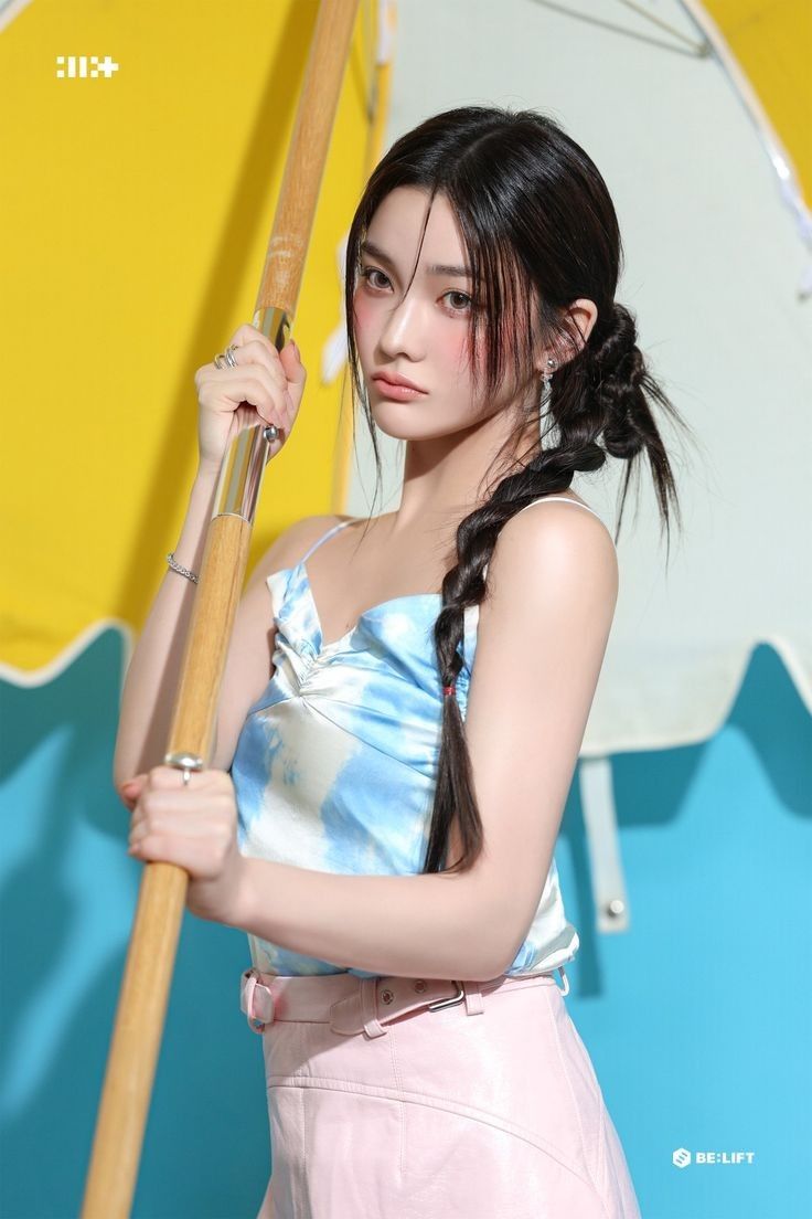 Behind-the-scenes cut of Iroha (ILLIT)