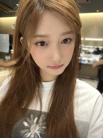 Behind-the-scenes cut of Leeseo (IVE)