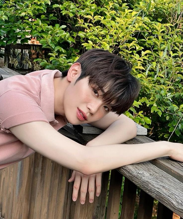 Recent activity shot of Kim Taerae (ZEROBASEONE)