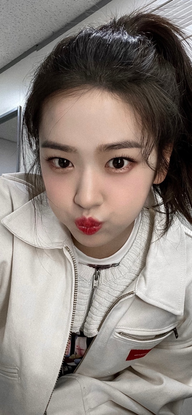 Fandom-recommended wallpaper image of An Yujin (IVE)