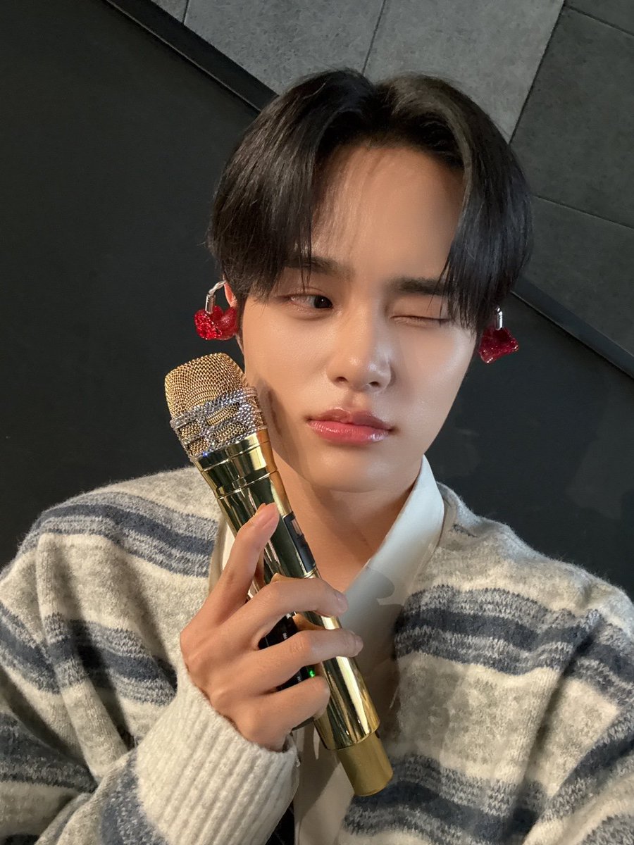Behind-the-scenes cut of AB6IX