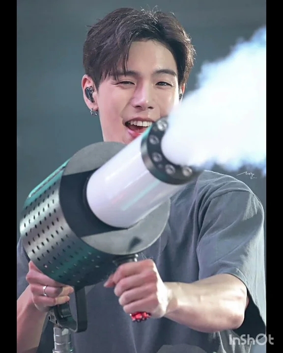 A moment captured by Shownu (MONSTA X)'s fan