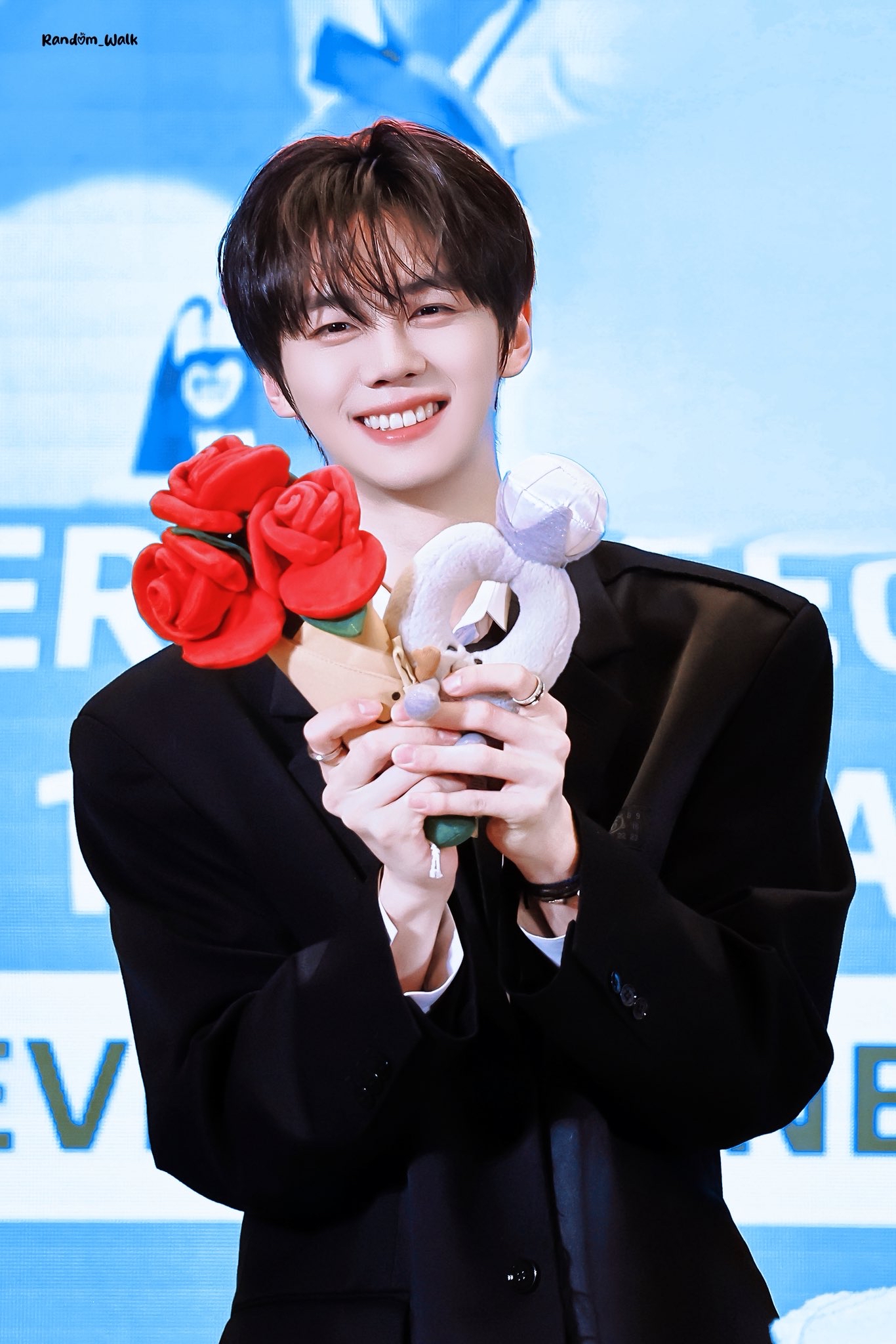 Latest photo of Kim Gyuvin (ZEROBASEONE)