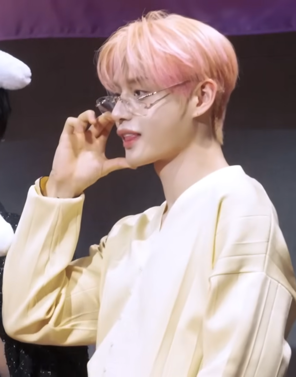 Latest photo of Kim Jiwoong (ZEROBASEONE)