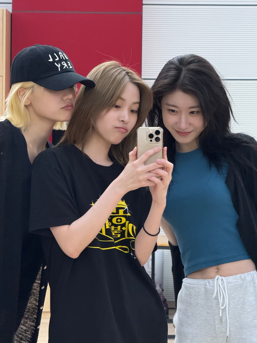 Behind-the-scenes cut of ITZY
