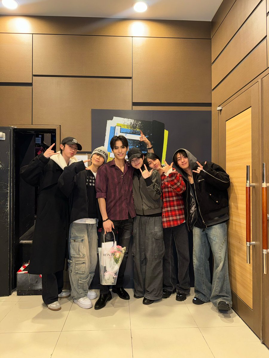 A moment captured by Hi-Fi Un!corn's fan