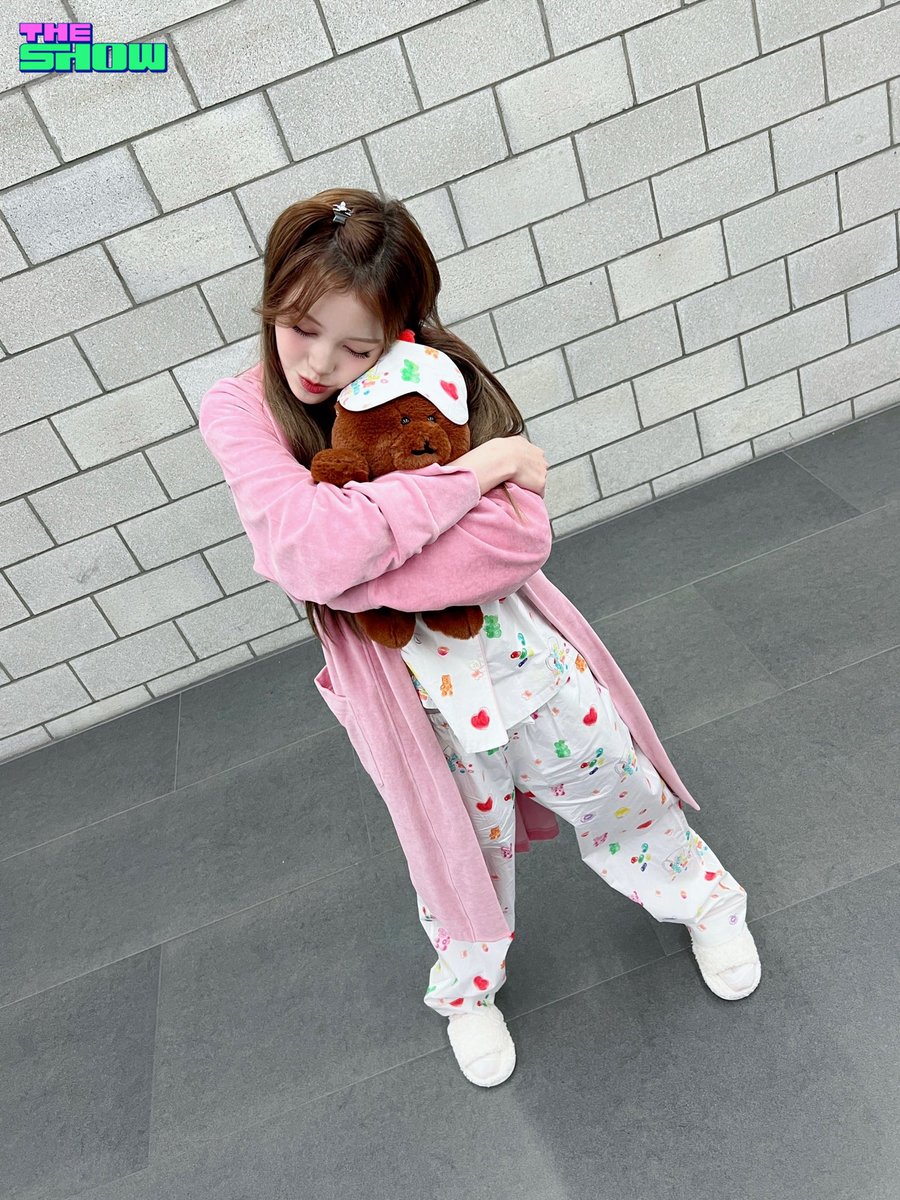 Behind-the-scenes cut of CRAVITY