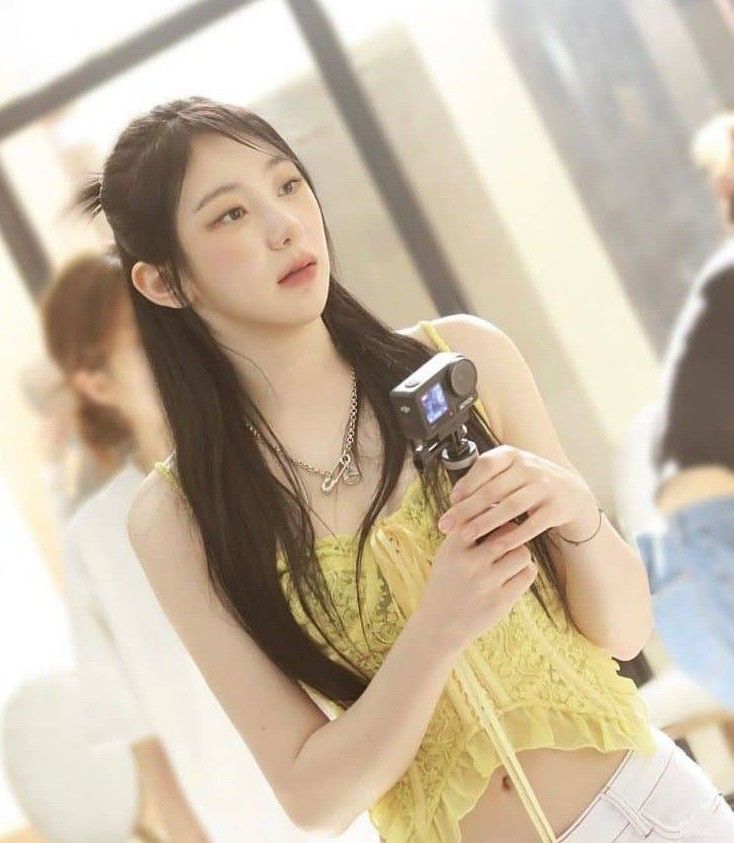 A moment captured by Lee Chaeyeon's fan