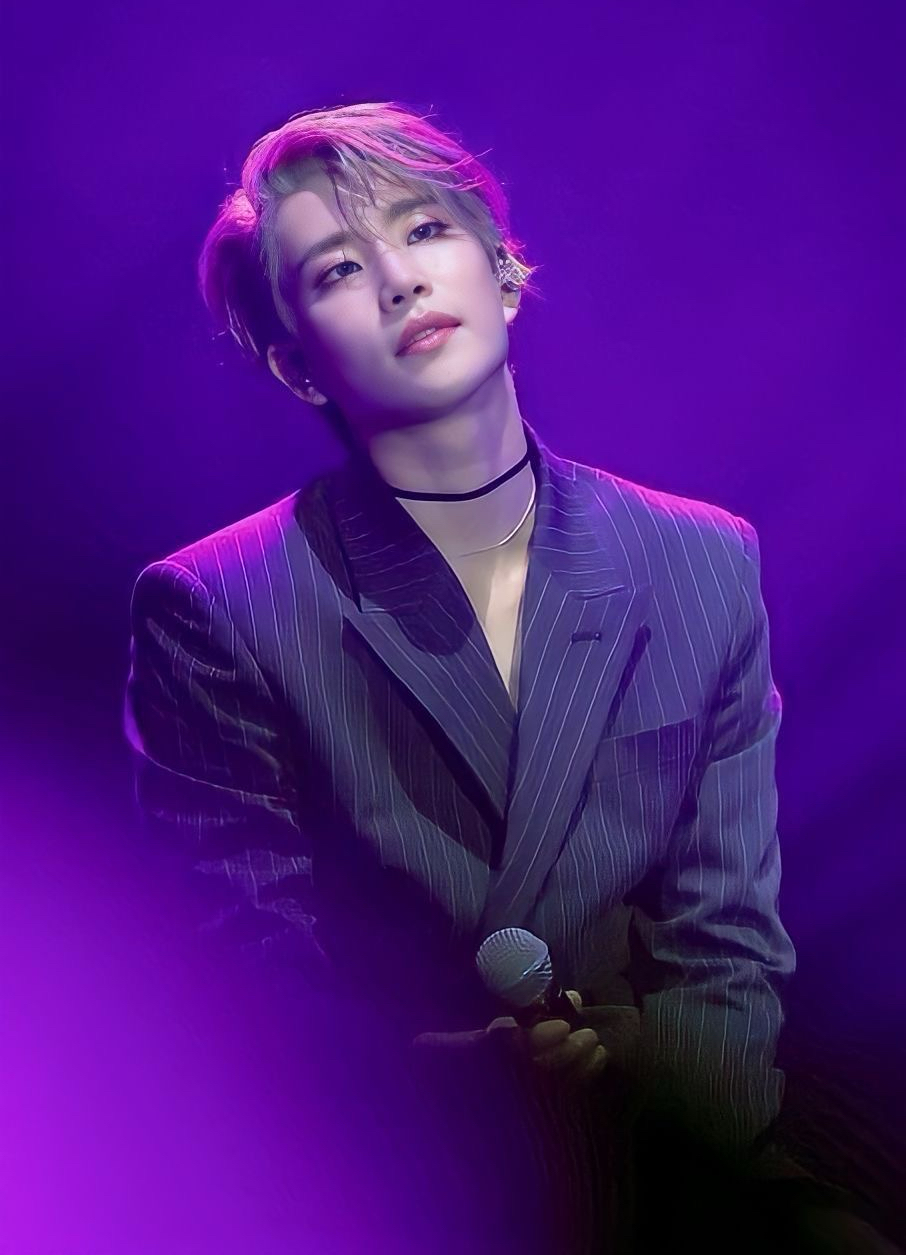 A moment captured by MJ (ASTRO)'s fan