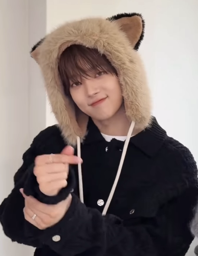 Behind-the-scenes cut of EJ (&TEAM)