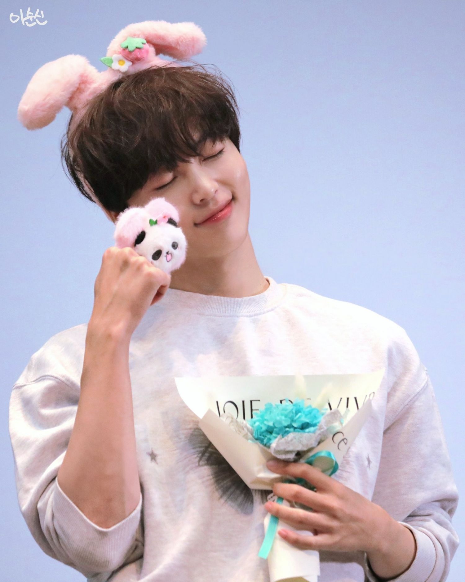 Latest photo of Hyeongjun (CRAVITY)