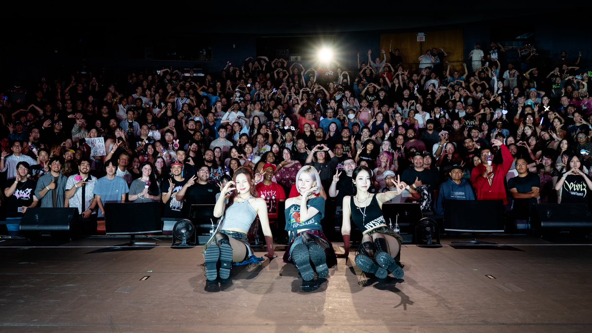 A moment captured by VIVIZ's fan