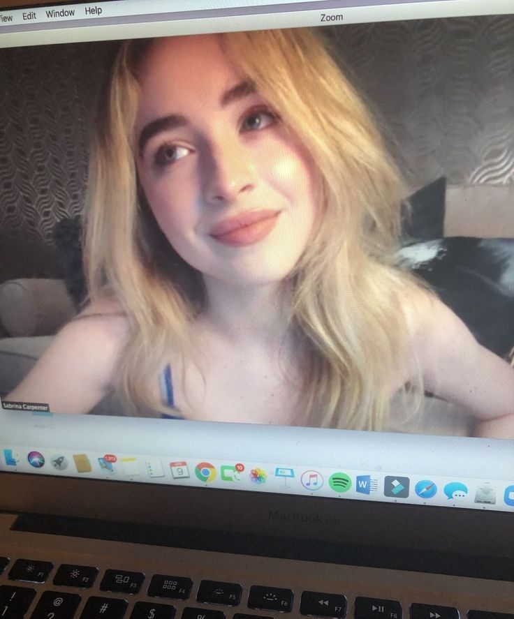 A moment captured by Sabrina Carpenter's fan