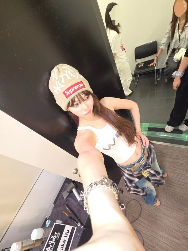 Behind-the-scenes cut of Kim Chaewon (LE SSERAFIM)