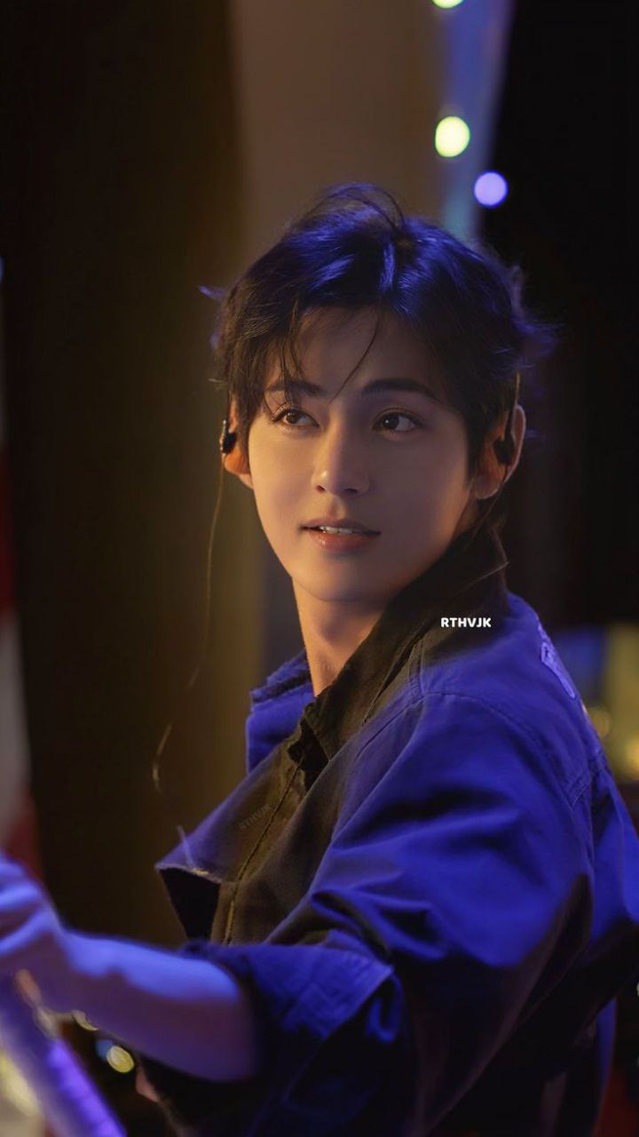 뷔 (방탄소년단)의 최신 사진