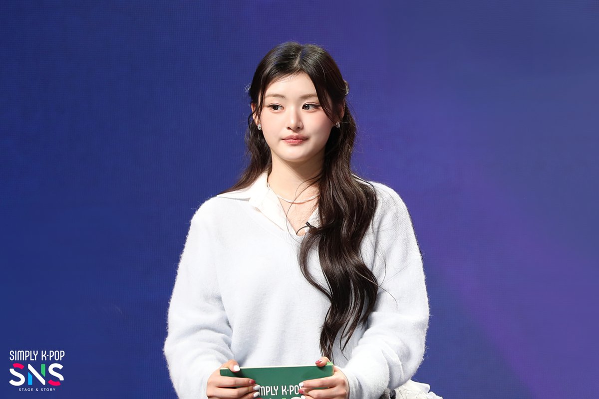 A moment captured by FIFTY FIFTY's fan