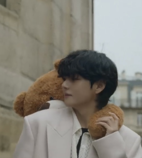 뷔 (방탄소년단) 최근 활동샷