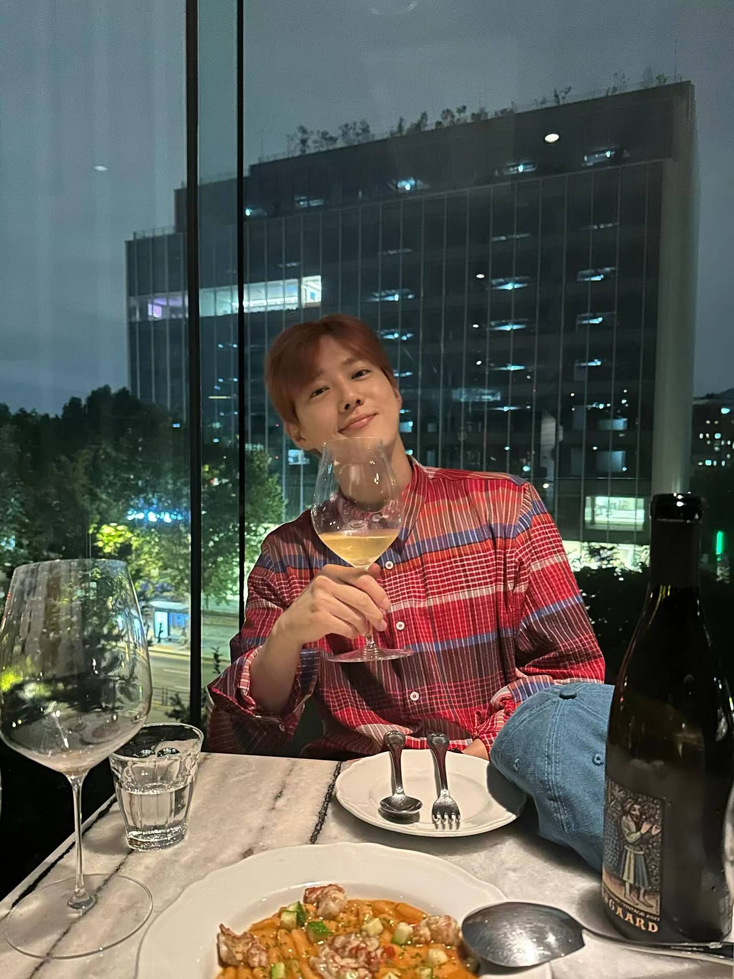 Behind-the-scenes cut of Suho (EXO)