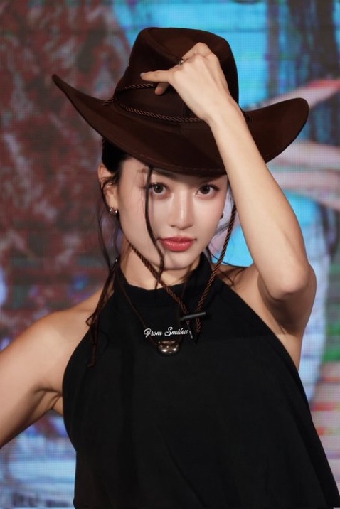 Behind-the-scenes cut of Jihyo (TWICE)