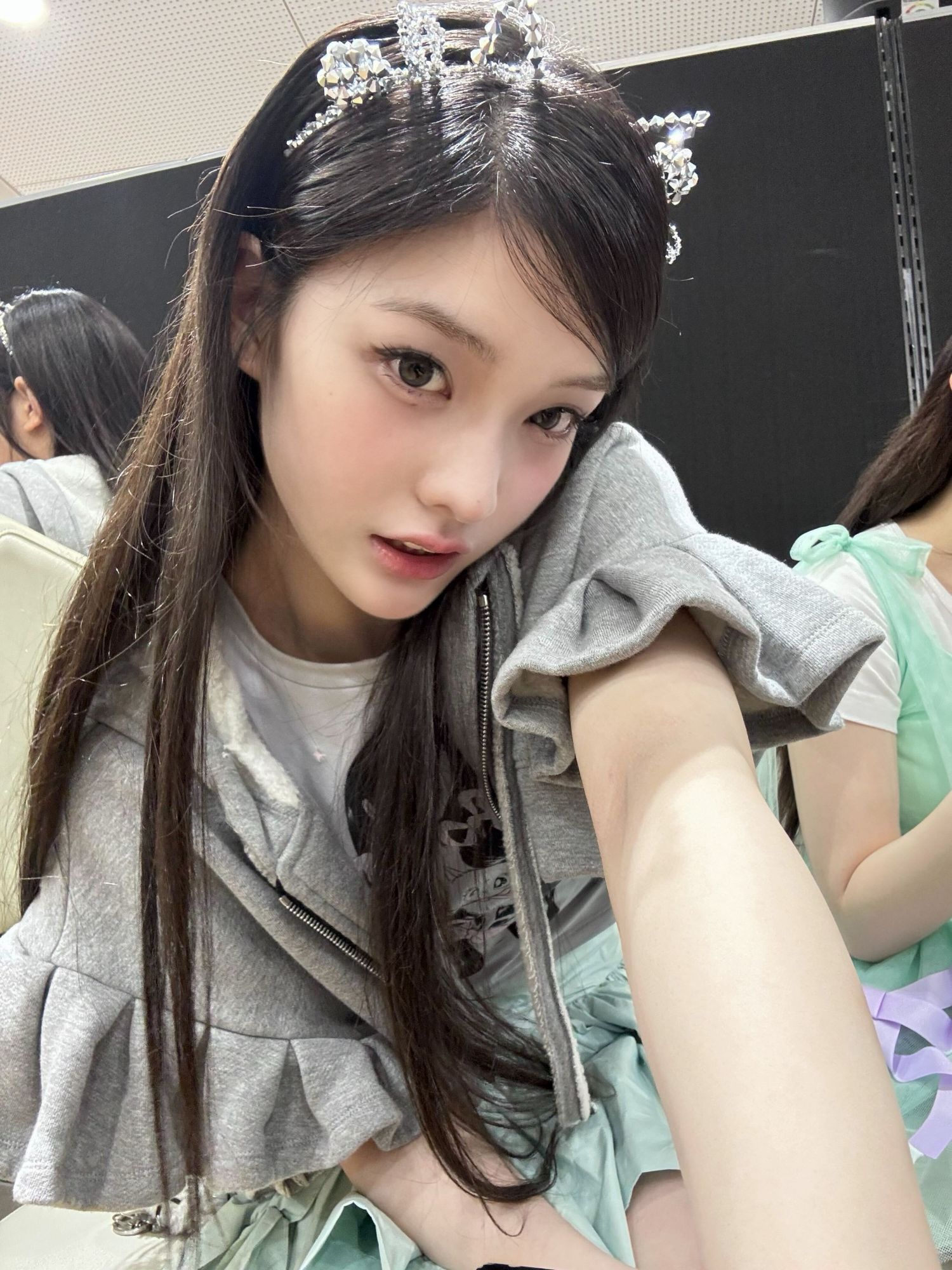 Behind-the-scenes cut of Iroha (ILLIT)