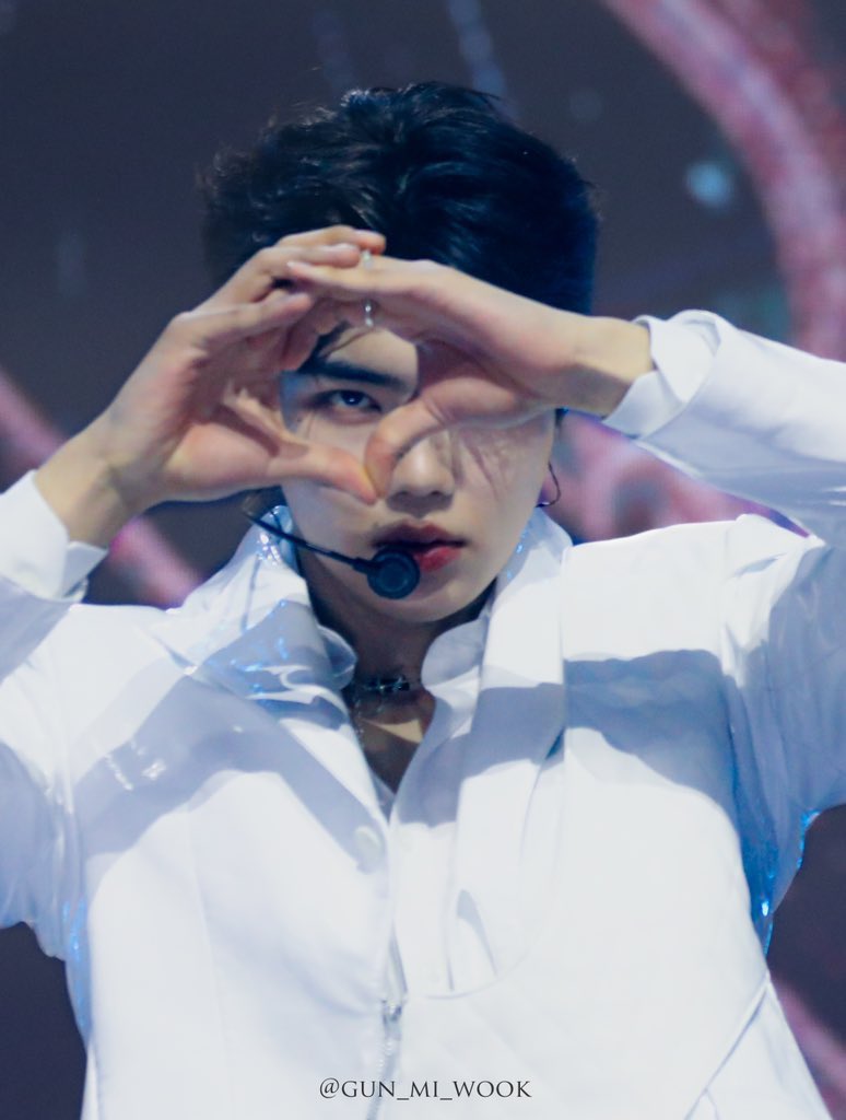 A moment captured by Park Gunwook (ZEROBASEONE)'s fan