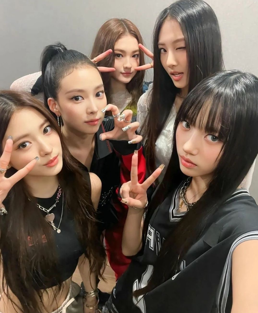 A moment captured by Ella (MEOVV)'s fan