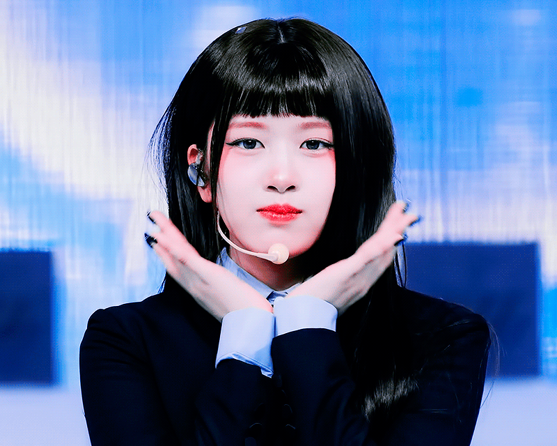A moment captured by An Yujin (IVE)'s fan