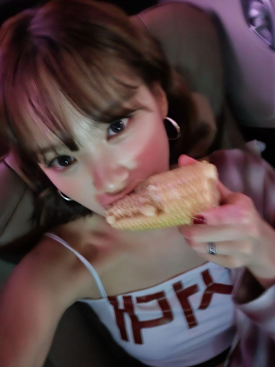 A moment captured by Kim Chaewon (LE SSERAFIM)'s fan
