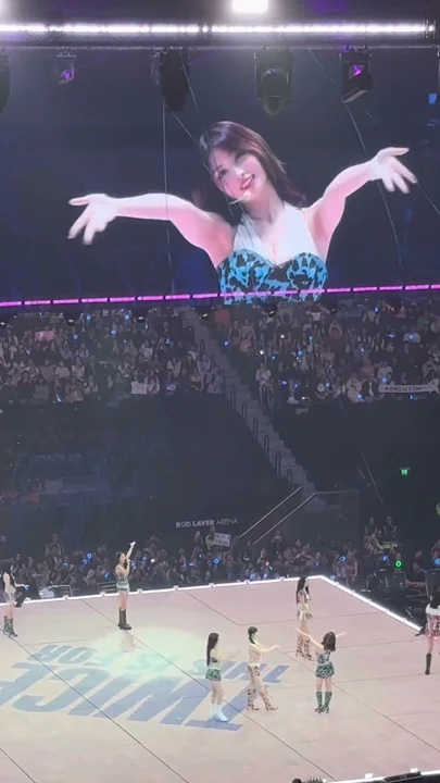 Fan-made special wallpaper for Momo (TWICE)