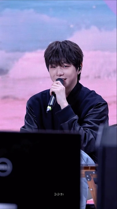 A heartfelt wallpaper shared by Kang Daniel's fans